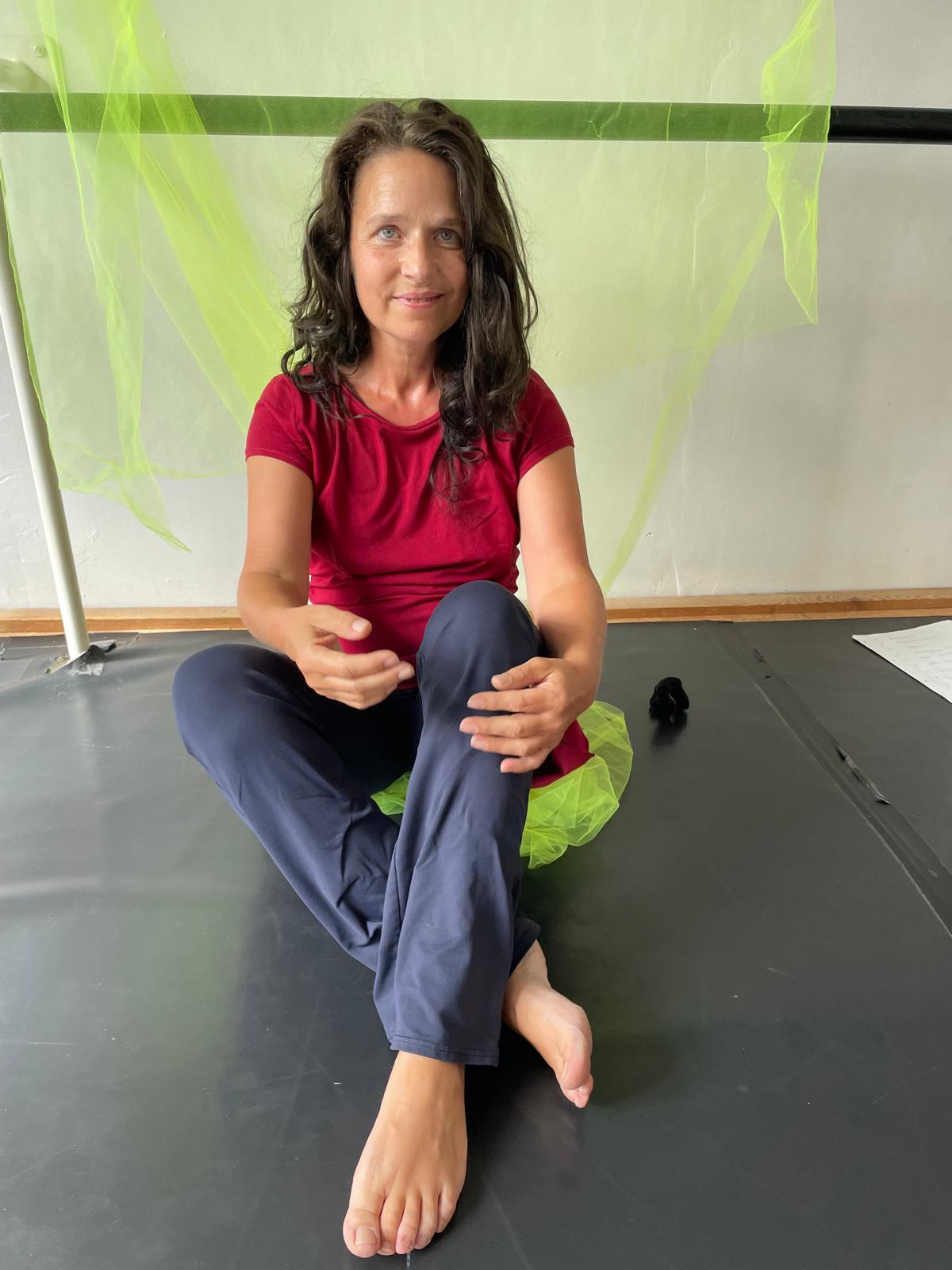 Ina mit Hand auf dem Herzen